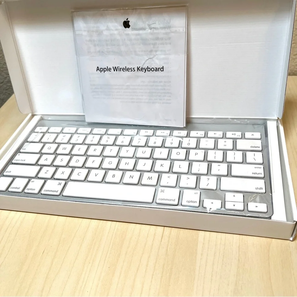 Apple KeyBoard Wireless. Bluetooth. Uses 2 AA Batteries. EUC. White & Silver